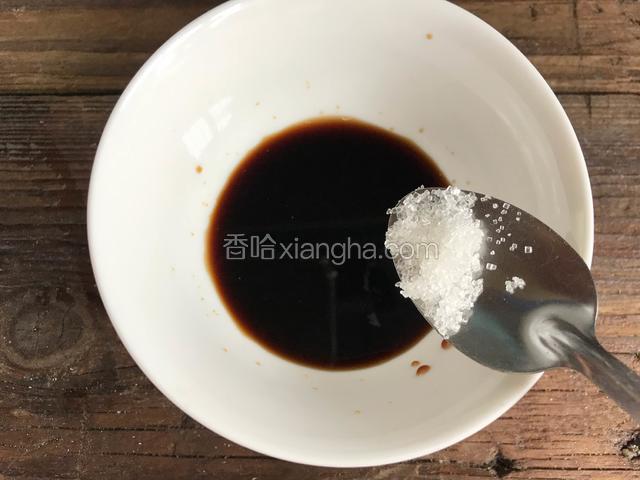 蒸鱼的时候，备一小碗，放入生抽、香醋、蒸鱼豉油、糖拌匀成料汁