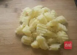Illustration of how to make wolf tooth potatoes 3