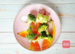 西兰花蛋炒饭的做法图解1