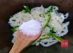 Illustration of how to stir-fry lotus root slices with green pepper 12