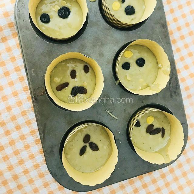 倒入蛋糕模，七八分满就可以