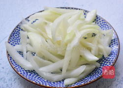 洋葱爆炒八爪鱼的做法图解2