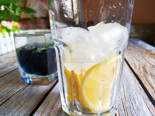 杯子里放柠檬和冰块。