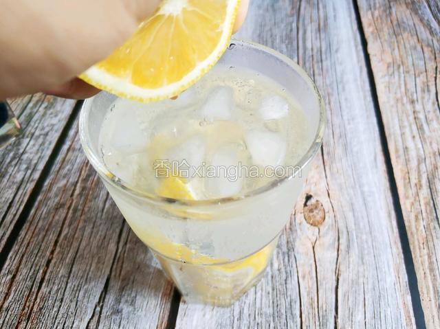 再滴入几滴柠檬汁