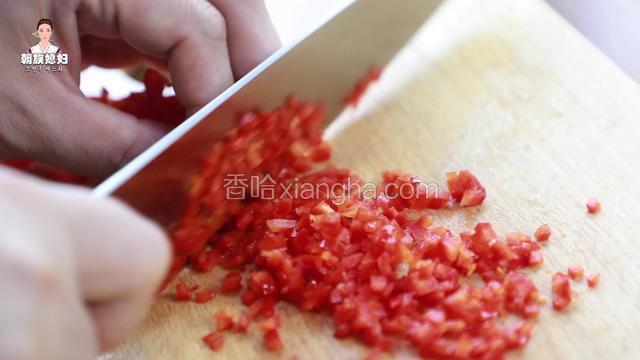 红辣椒切成碎末