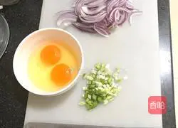Illustration of how to make fried eggs with garlic and onions 1