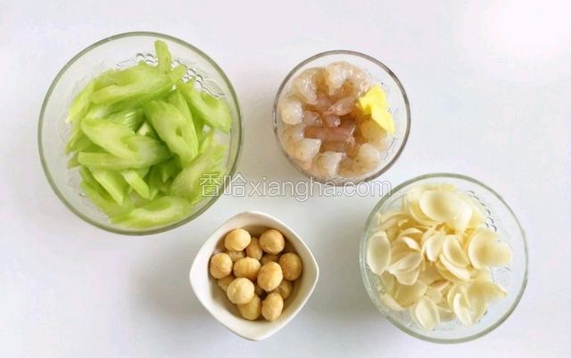 西芹清洗干净后斜刀切厚片；虾仁去壳开背挑出虾线，用料酒腌制片刻；生姜切片；百合去缔，清洗干净，然后剥片；淀粉加入小半碗凉水开成水淀粉