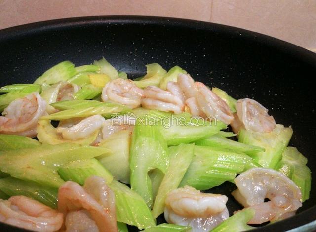 加入虾仁，继续用大火翻炒，至虾仁变成微红