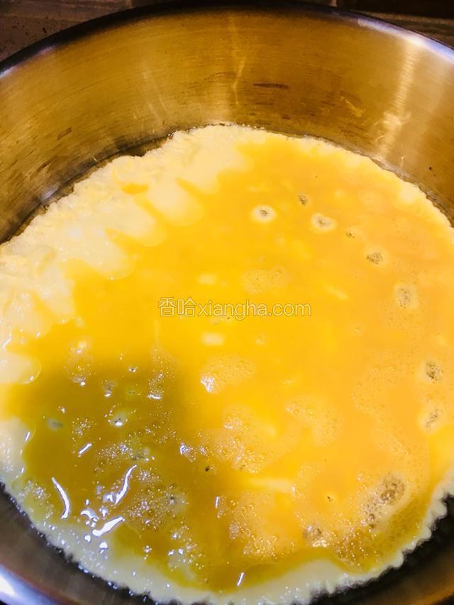 在烧好的油中倒入鸡蛋。