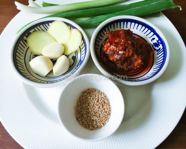 各种调味料备齐