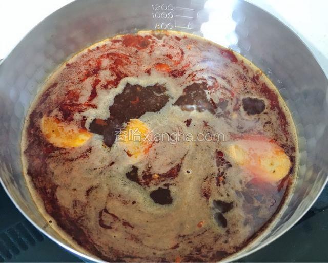 另用一锅加300ml清水烧开，放入六婆红油、姜片、蒜片、生抽、鸡粉稍煮片刻。