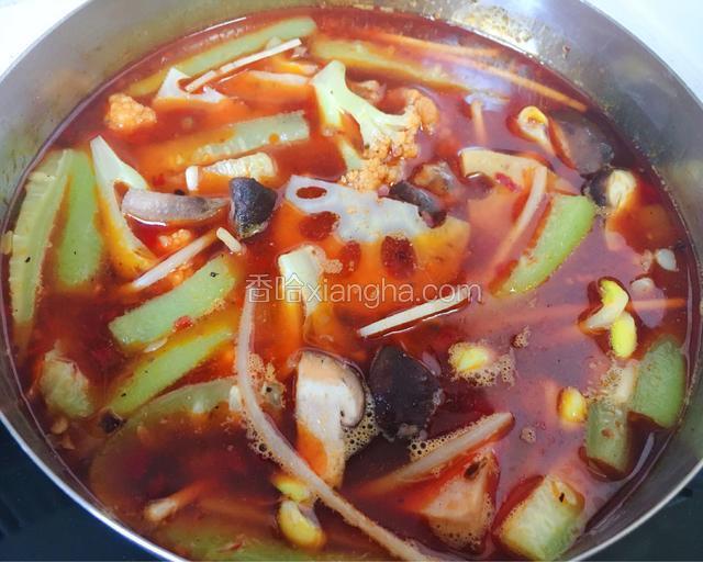 放入焯好水的各种菜品同煮至断生，加入胡椒粉搅拌均匀即可。