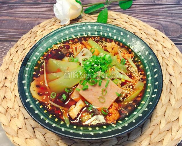 出锅装盘撒上熟芝麻和小葱碎淋上麻油即可。