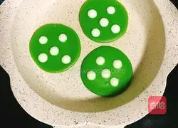 Illustration of how to make turtle shell pancakes 10