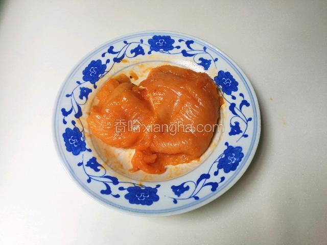 放入香甜烤肉料和清水抓匀，放入冰箱冷藏腌制一晚