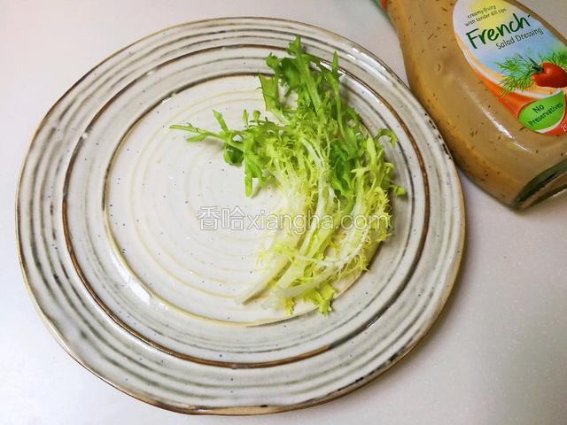 苦菊放入盘中