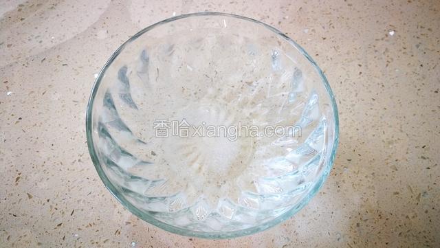 冰水加入一茶勺盐，搅拌至盐粒化开。