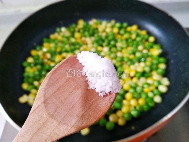 放少许盐翻炒一分钟