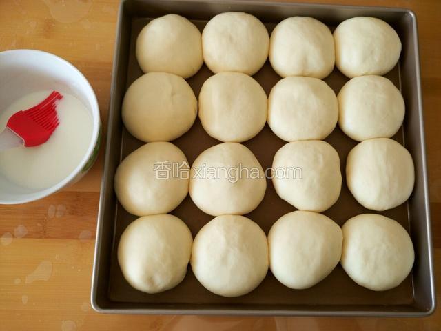 发酵至1.5倍大取出刷少许牛奶 为了黏住酥粒