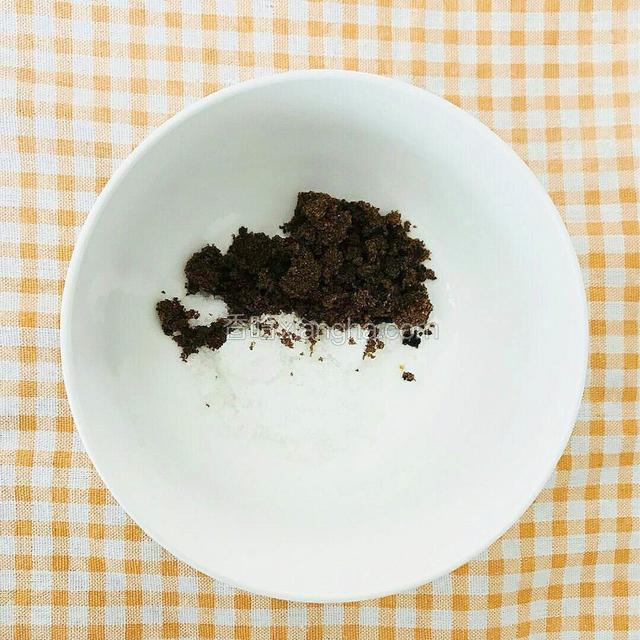 红糖和细砂糖混合放入碗中