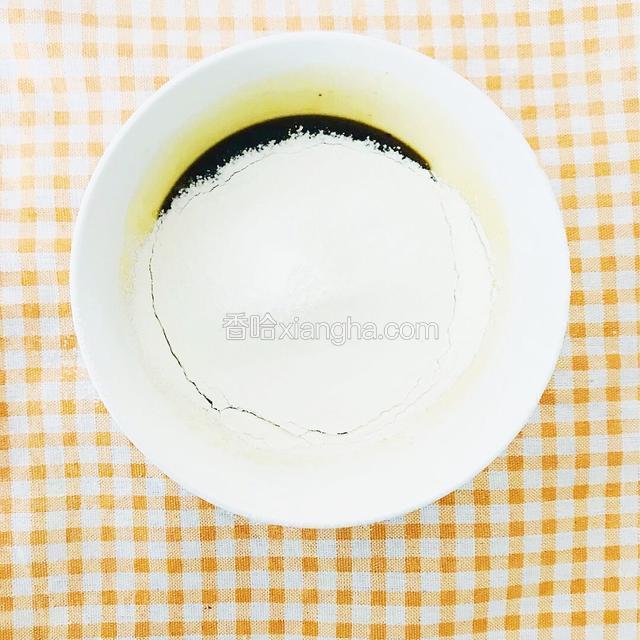 筛入低筋面粉，泡打粉，盐