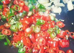 Illustration of how to make stir-fried pork with bean drum pepper 3