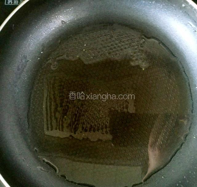 锅烧热，放入食用油