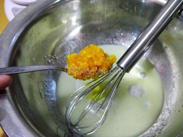 搅拌至乳化后 加入一大勺糖渍橙皮