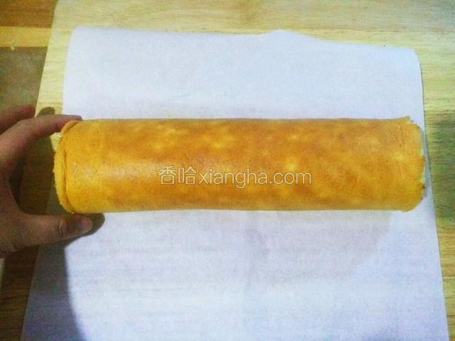 正卷反卷看自己喜欢了 小四卷含蛋量很高 很柔软 我就直接用手卷起来了 最后的收口朝下 固定一个小时就可以了