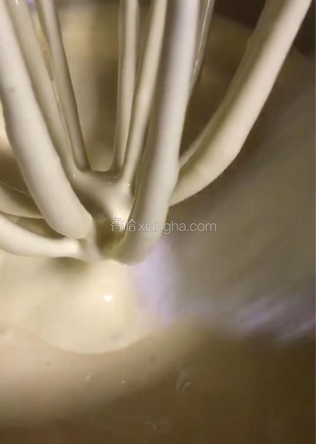 蛋白加入糖粉加入柠檬汁开始高速打发蛋白（开始打蛋白先预热烤箱90度烤1个小时30分钟）蛋白打发到小弯钩加入玉米淀粉、打发蛋白这一步很重要、关于后期溶豆有没有形状