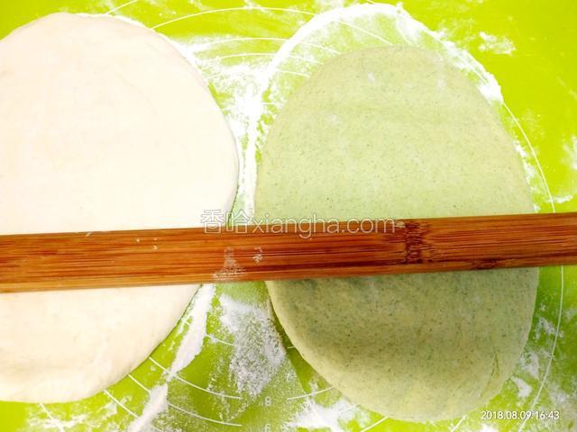 然后把面团移到烘焙垫上，用擀面杖将面团擀开，擀成厚一点的面皮。