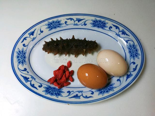准备好提前发好的海参，鸡蛋，枸杞