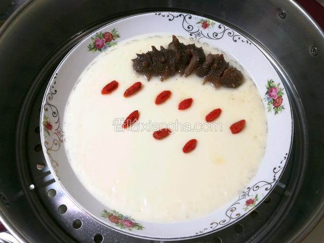 海参，枸杞放入盘中，再蒸两分钟，焖三分钟