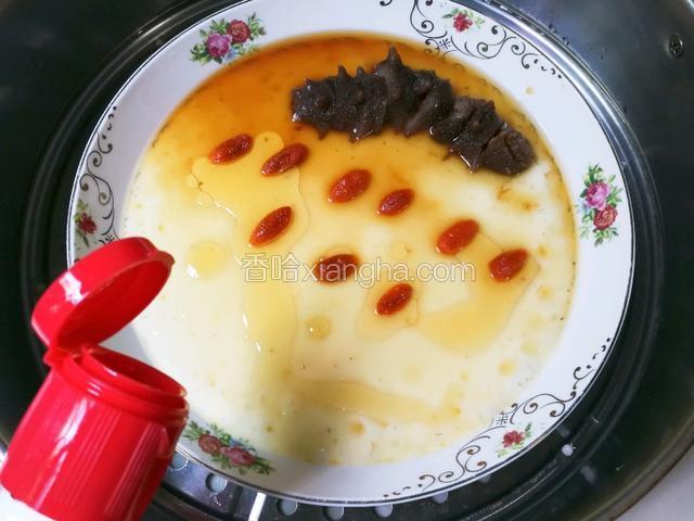 放一勺生抽，淋适量麻油