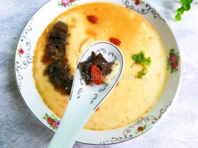 挖一勺海参蒸蛋真的好吃