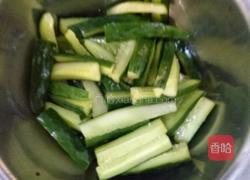 酸辣黄瓜的做法图解1