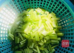凉拌西芹腐竹的做法图解1