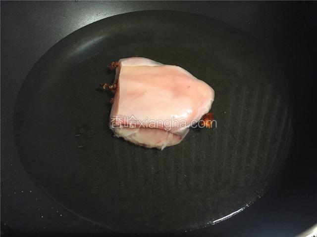 将鸡胸肉洗净放入锅中，加入适量清水、料酒、花椒、八角一瓣大火煮开转中火煮20分钟，将鸡肉煮熟。