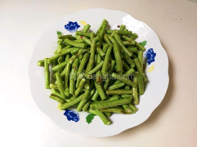 豇豆洗净切成寸段