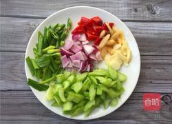 西芹泡椒爆鱿鱼的做法图解2