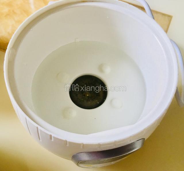 电炖锅中加入适量的清水，不要超过最高水位线。