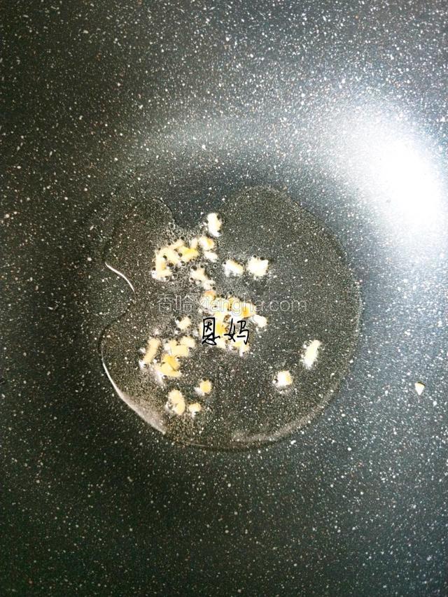 锅热油倒入姜，