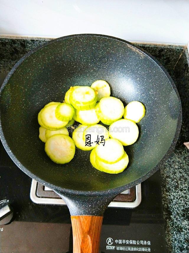 在倒入丝瓜翻炒一分钟
