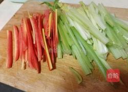 素食主义芹菜炒土豆的做法图解2