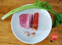 芹菜胡萝卜炒肉丁的做法图解1
