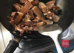 腊肉炒蕨粑的做法图解2