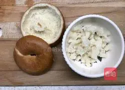 Illustration of how to bake bagels with broccoli and ham without bursting and making pseudo-salty pie 2