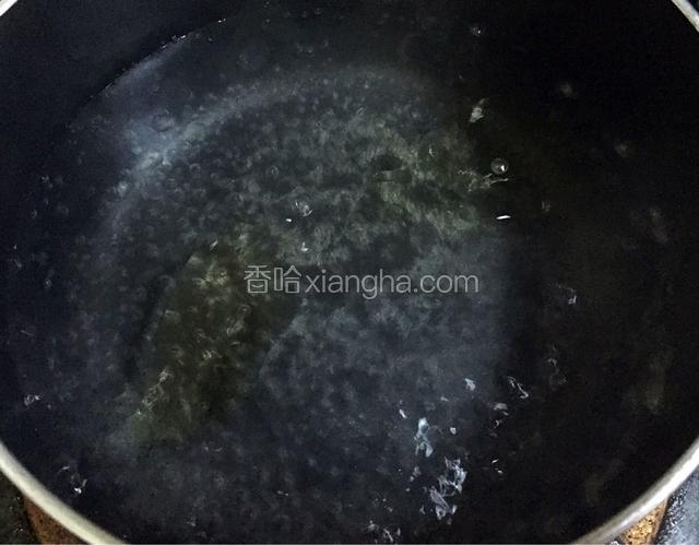 水烧开加入适量橄榄油和盐。