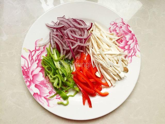 将配菜切成丝。