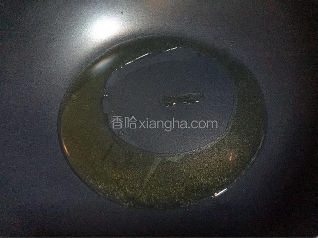 热锅倒油烧至八成热。